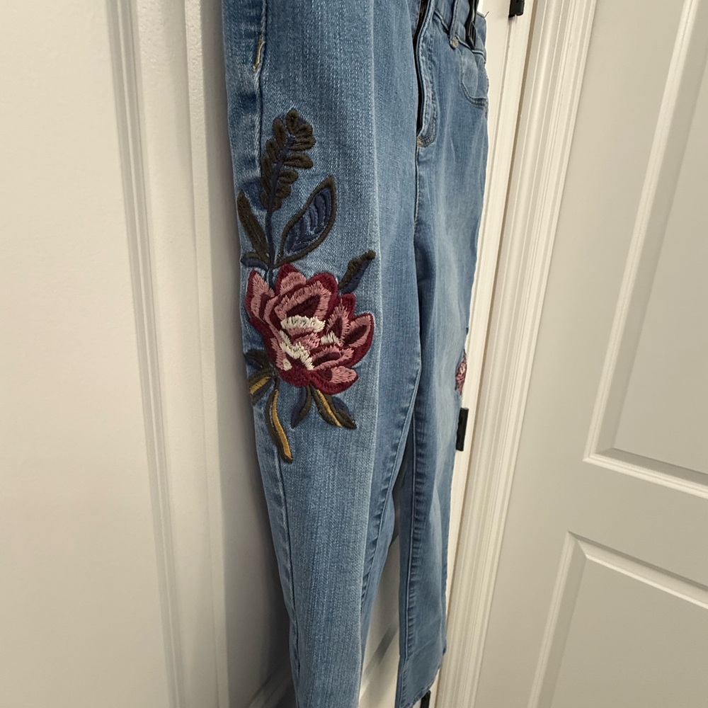 Talbots Simply Flattering 5 Pocket Ankle Jean w/embroidery. Size 10